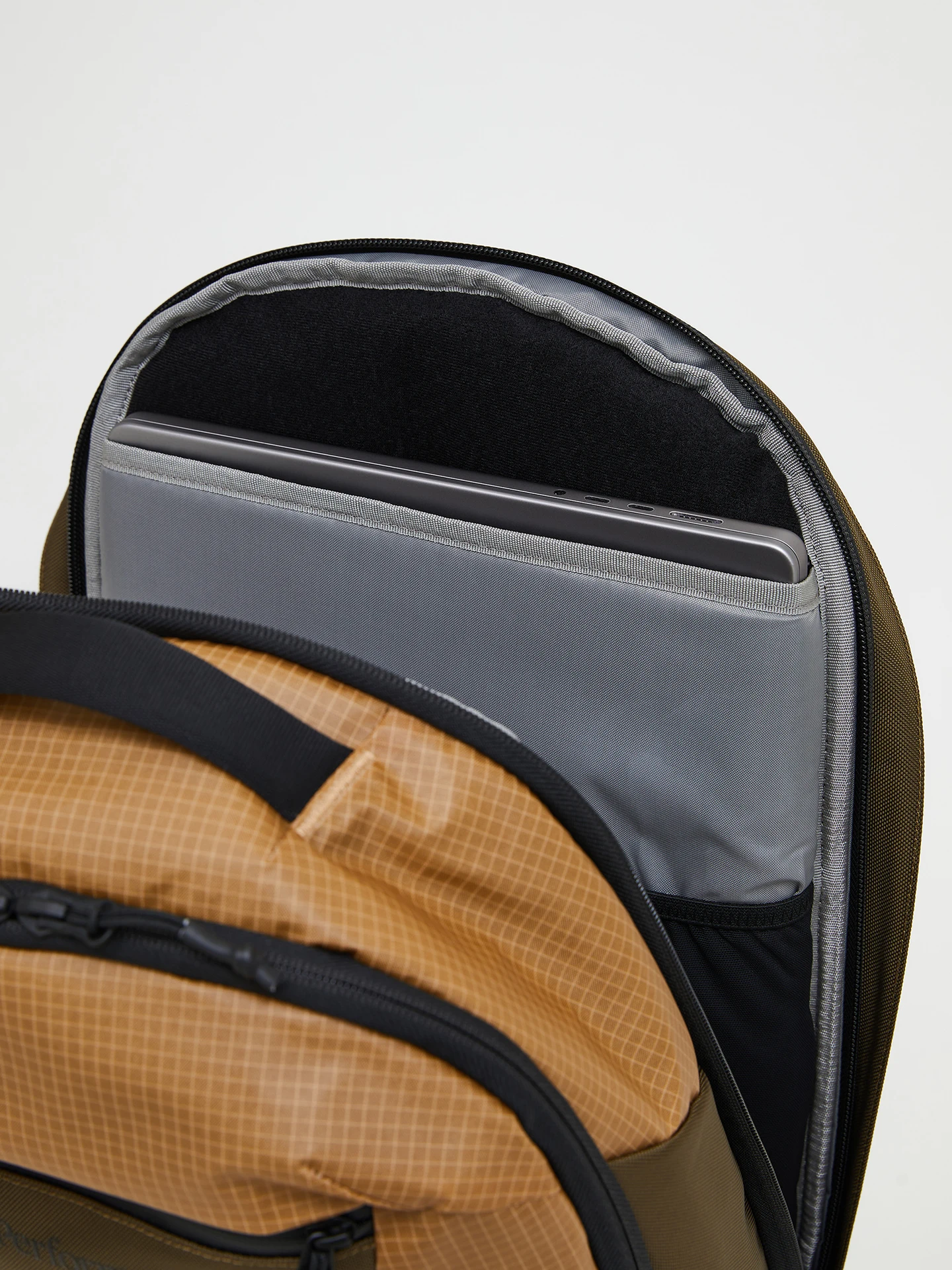 COMMUTER BACKPACK 18,5L PONDEROSA PINE (45Z) 10 COMMUTER BACKPACK 18,5L PONDEROSA PINE (45Z)